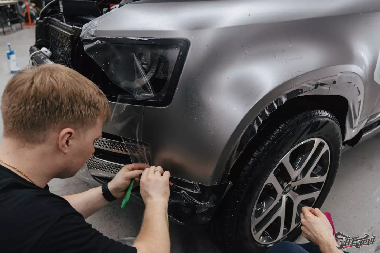 Необычный дизайн для Land Rover Defender! Оклейка в черный глянец+серый мат. Шумоизоляция дверей и Шиномонтаж на вибростенде на стендах Hunter
